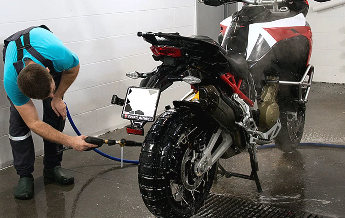 Процесс очистки подготовленного мотоцикла